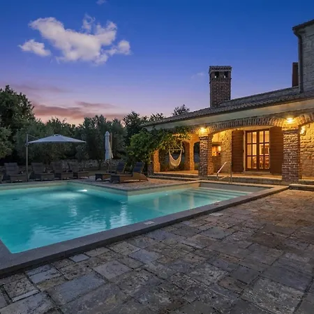 Villa Leoleni With Heated Pool I Istria