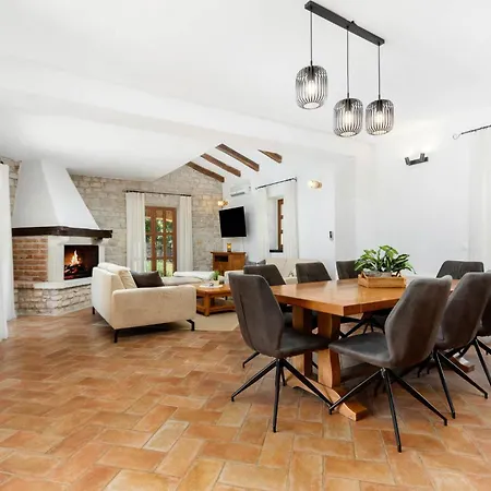 Leoleni With Heated Pool I Istria Villa
